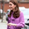 Kate Middleton repetiu blusa Gucci com laço na gola: ela usou em vídeo a peça que havia sido escolhida no ano passado para evento