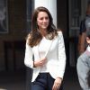 Kate Middleton voltou a aparecer com blazer branco da Zara usado em 2012 e 2017