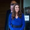 Kate Middleton já havia usado vestido azul em 2012 e o repetiu 8 anos depois