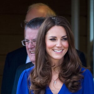 Kate Middleton já havia usado vestido azul em 2012 e o repetiu 8 anos depois