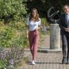Kate Middleton usou blazer rosa que faz par com calça da foto pela segunda vez