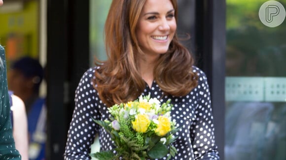 Kate Middleton repetiu blusa de poá em vídeo de conta real no Instagram. Confira mais detalhes!