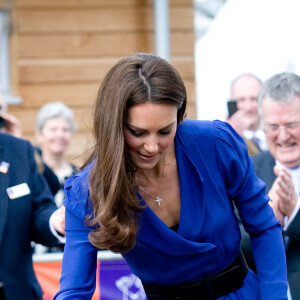 Kate Middleton repete look azul após 8 anos