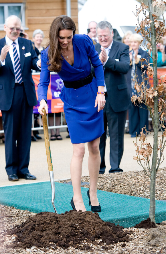 Kate Middleton repete look azul após 8 anos