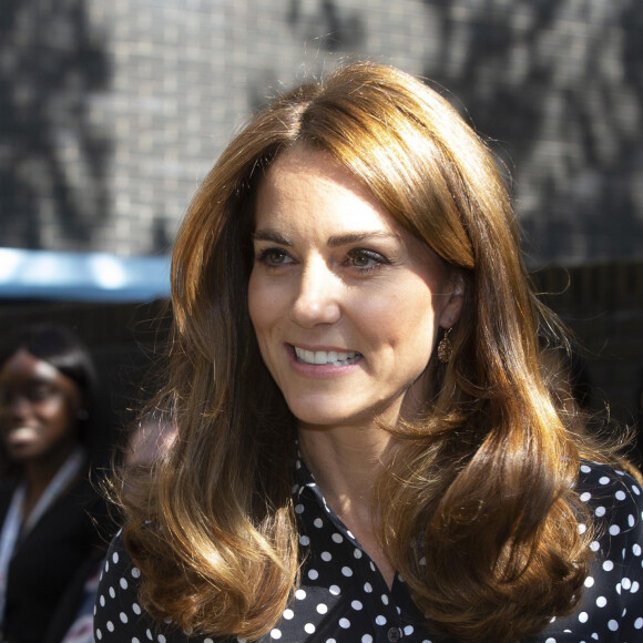 Kate Middleton usou blusa de poá em 2019 e a repetiu em vídeo em novembro de 2020