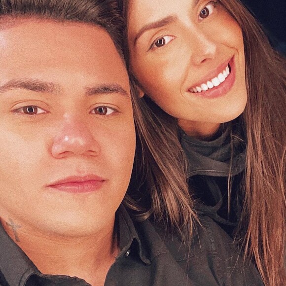 Felipe Araújo falou sobre a relação com a modelo Estella Defant