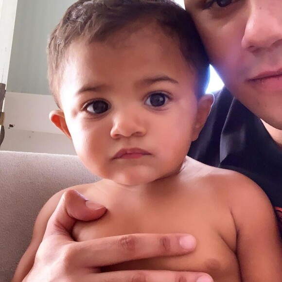 Felipe Araújo mora longe do filho, Miguel, de 1 ano