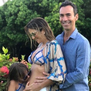 Ticiane Pinheiro recordou momentos dos três anos ao lado do marido, Cesar Tralli. Na foto, apresentadora revelou em 31 de dezembro de 2018 a gravidez da filha Manuella