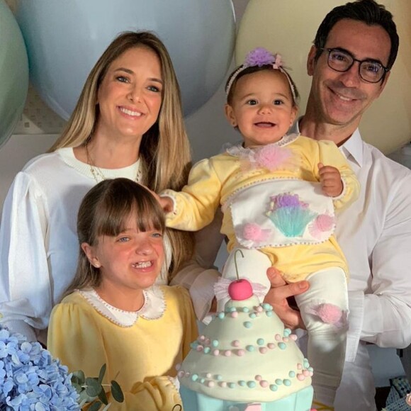 Ticiane Pinheiro repostou foto da festa de 1 ano de Manuella, sua filha com Cesar Tralli
