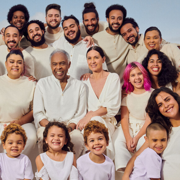 Gilberto Gil posa com mulher, filhos, netos e bisneta para campanha de moda