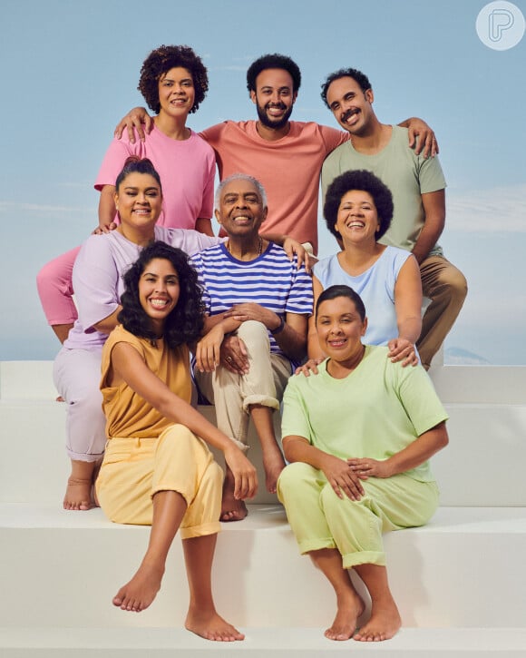 Gilberto Gil posa com os sete filhos: Bela (de amarelo), Preta (de lilás), Maria (de rosa), Bem (de laranja), José (de verde), Nara (de azul), Marília (de verde).