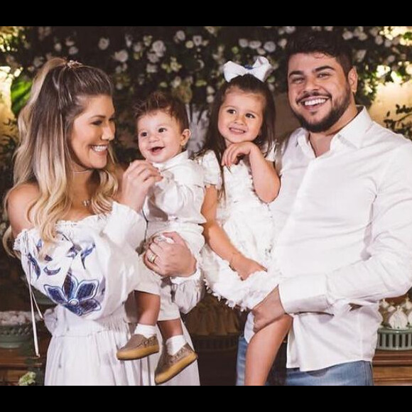 Cristiano e Paula Vaccari reuniram família e amigos no batizado do filho na Capela Nossa Senhora de Lourdes, localizada na zona rural de Ipiguá, interior de São Paulo