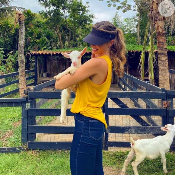 Grazi Massafera posa com cabra em fazenda