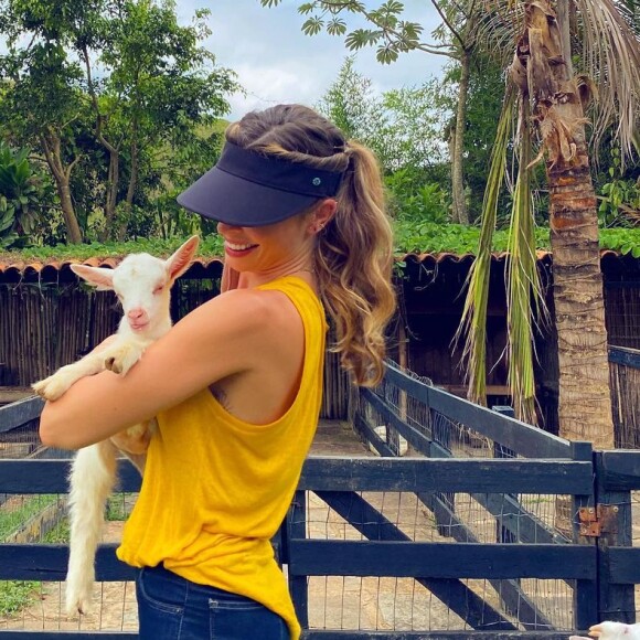 Grazi Massafera posa com cabra em fazenda