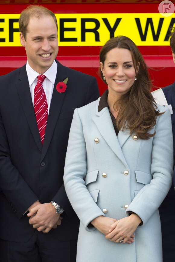 Kate Middleton posa sorridente ao lado do marido, Príncipe William