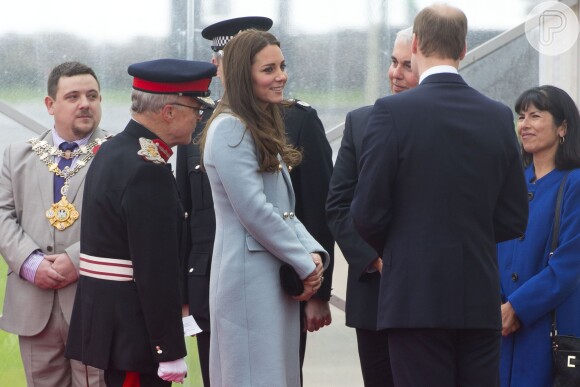 Kate Middleton, grávida de quase quatro meses, exibiu barriguinha discreta