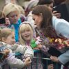 Kate Middleton recebe flores de crianças que estavam no local