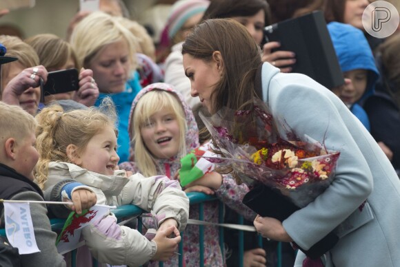 Kate Middleton recebe flores de crianças que estavam no local