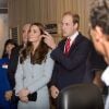 Kate Middleton e o Príncipe William estiveram na refinaria Pembroke, no País de Gales