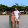 Simone exibe barriga de gravidez em foto com o marido, Kaká Diniz