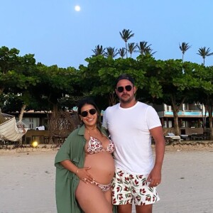 Simone exibe barriga de gravidez em foto com o marido, Kaká Diniz