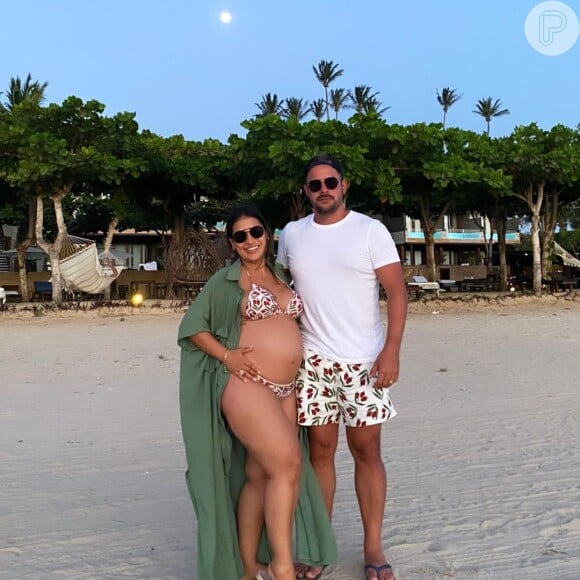 Simone exibe barriga de gravidez em foto com o marido, Kaká Diniz