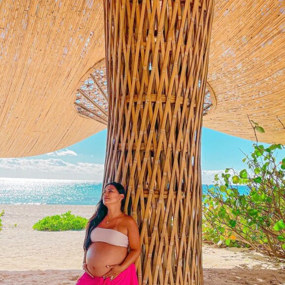 Irmã de Simaria, Simone exibe corpo em foto de biquíni