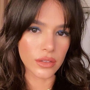 Bruna Marquezine mostrou os bastidores de seu ensaio de fotos para a revista 'Ela', do jornal 'O Globo'