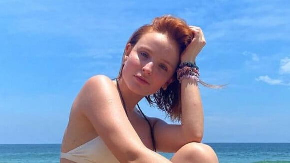 Larissa Manoela elege conjunto de biquíni com hot pant para ir à praia e corpo é elogiado
