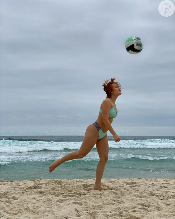 Larissa Manoela é adepta do jogo de 'altinha' em praias do Rio