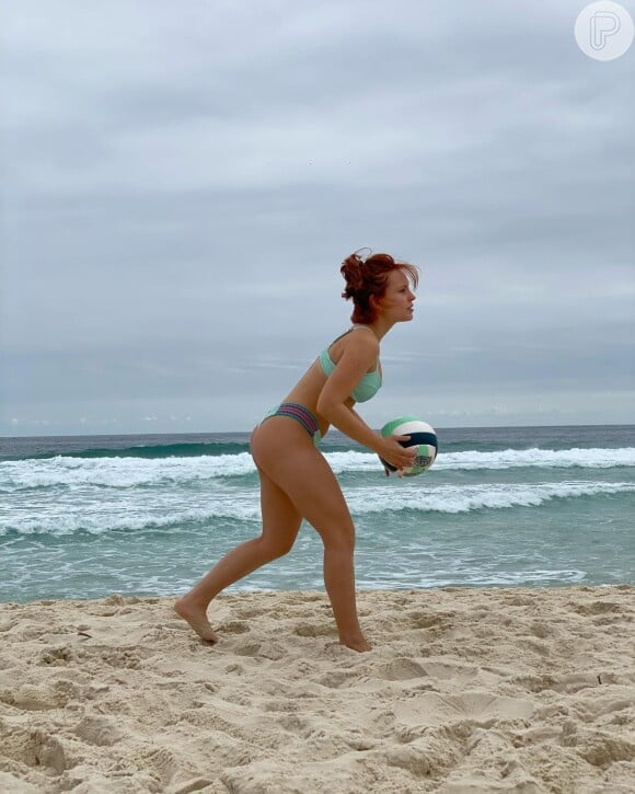 Larissa Manoela gosta também do jogo de vôlei em praias