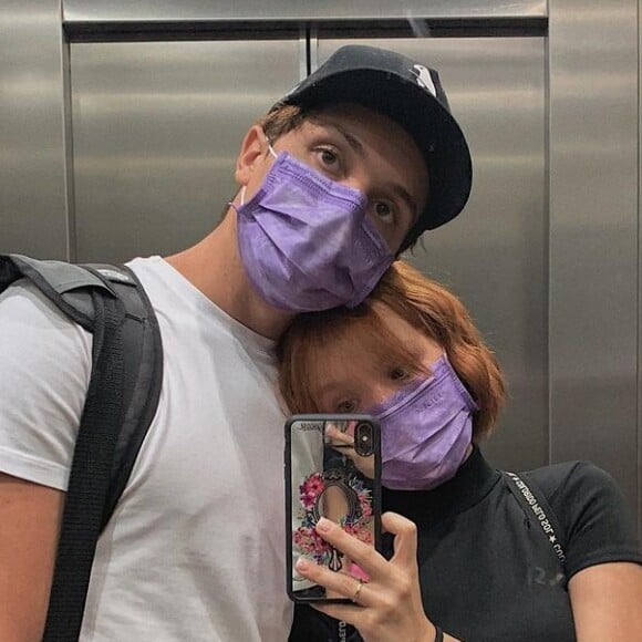 Larissa Manoela e Leo Cidade, seu namorado, vão estrelar peça 'Os últimos cinco anos'