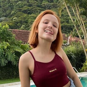 Larissa Manoela também é adepta da moda destroyed jeans