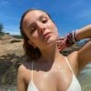 Larissa Manoela combinou top com hot pants off white para se refrescar em praia: 'O mergulho na água salgada que eu precisava'