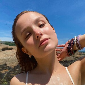 Larissa Manoela combinou top com hot pants off white para se refrescar em praia: 'O mergulho na água salgada que eu precisava'