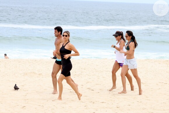 Fernanda Lima correu na areia da praia do Leblon