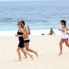Fernanda Lima mostrou a boa forma durante corrida na praia do Leblon