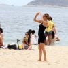 Fernanda Lima faz pose durante ida à praia