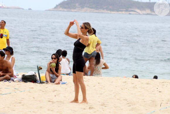Fernanda Lima faz pose durante ida à praia