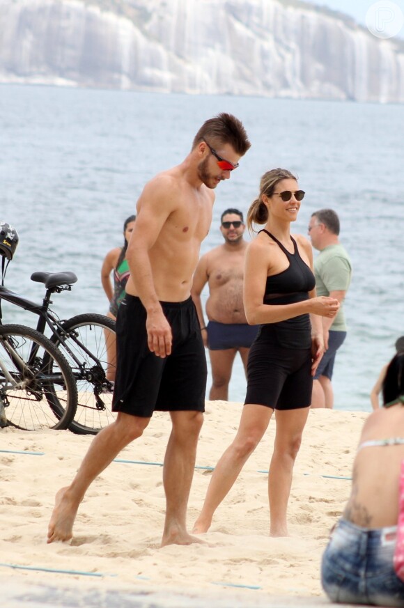 Fernanda Lima e Rodrigo Hilbert curtiram a praia neste domingo, 9 de novembro de 2014