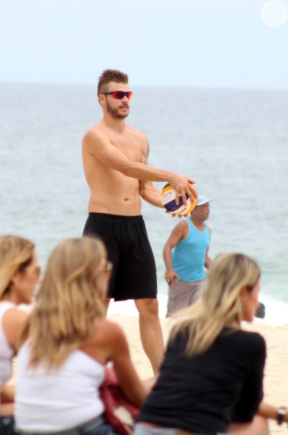 Rodrigo Hilbert jogou futevôlei na praia do Leblon e mostrou a barriga chapada