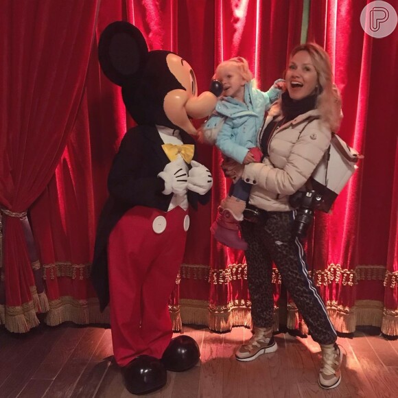 Filha de Eliana, Manuela divertiu a mãe ao dar uma bitoca no nariz de Mickey Mouse