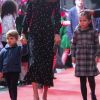 Filhos de Kate Middleton e do príncipe William, George, Charlotte e Louis roubaram as atenções ao prestigiarem peça de Natal