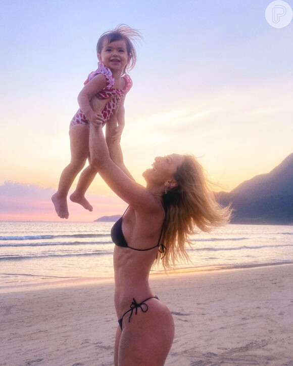 Zoe, filha de Sabrina Sato e Duda Nagle se divertiu em dias na praia com a mãe