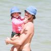 José Loreto e a filha, Bella, combinaram bucket hat ao brincarem em praia