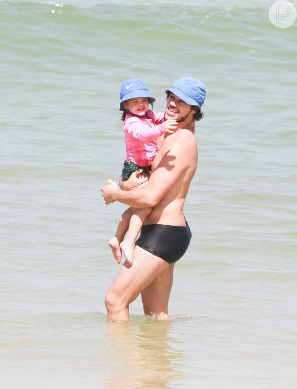 José Loreto e a filha, Bella, combinaram bucket hat ao brincarem em praia