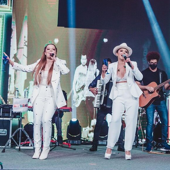 Maiara aposta em blazer branco com bolinhas pretas