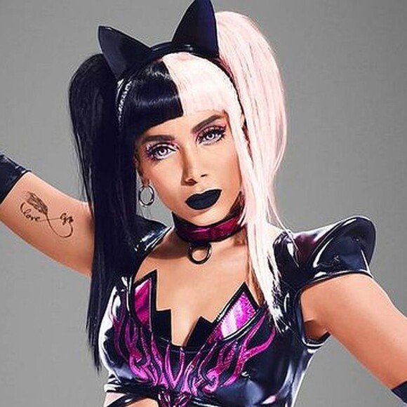 Anitta caprichou no look para divulgar seu novo hit neste domingo, 20 de dezembro de 2020