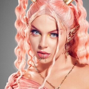 Luisa Sonza também caprichou no look para divulgar seu feat com Anitta e Pabllo Vittar