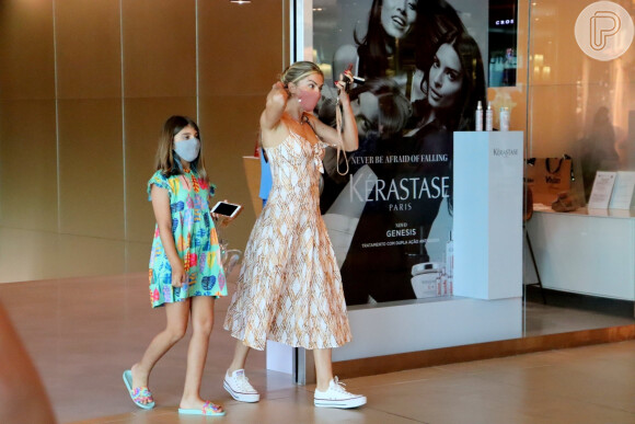 Filha de Grazi Massafera é fotografada com atriz deixando salão de beleza no RJ